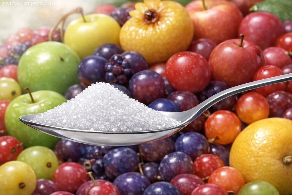 Ягоды, фрукты и ложка с фруктозой