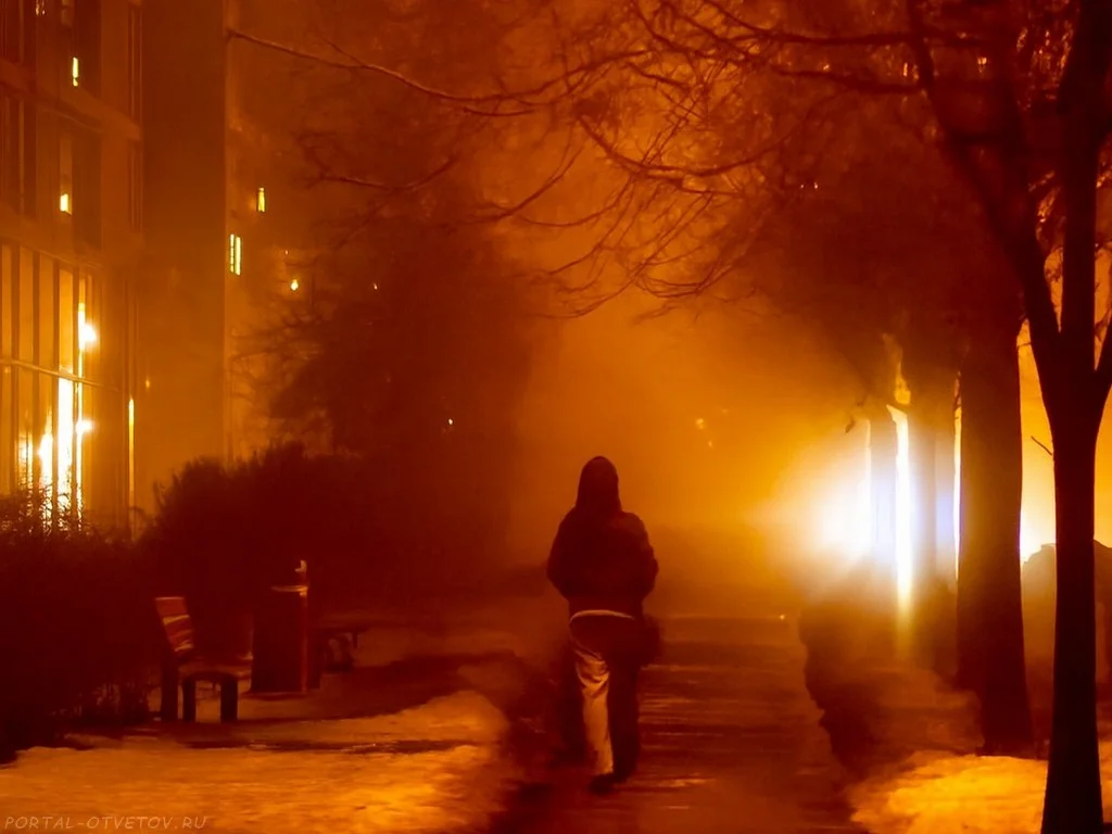 Девушка идет по городу навстречу рассвету в легком утреннем тумане