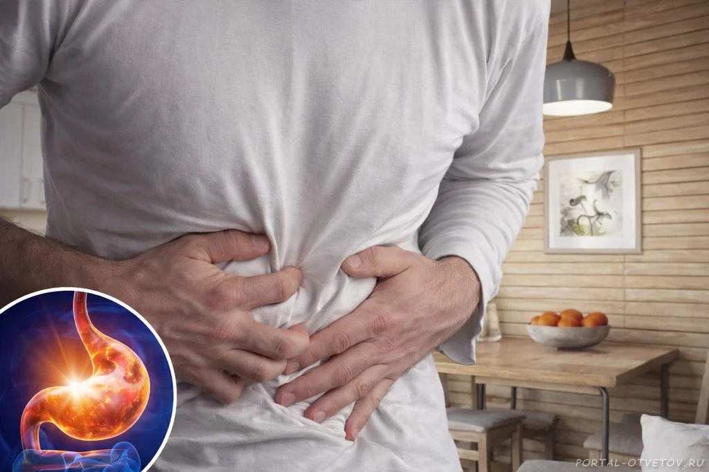 Человек с гастритом держится за живот