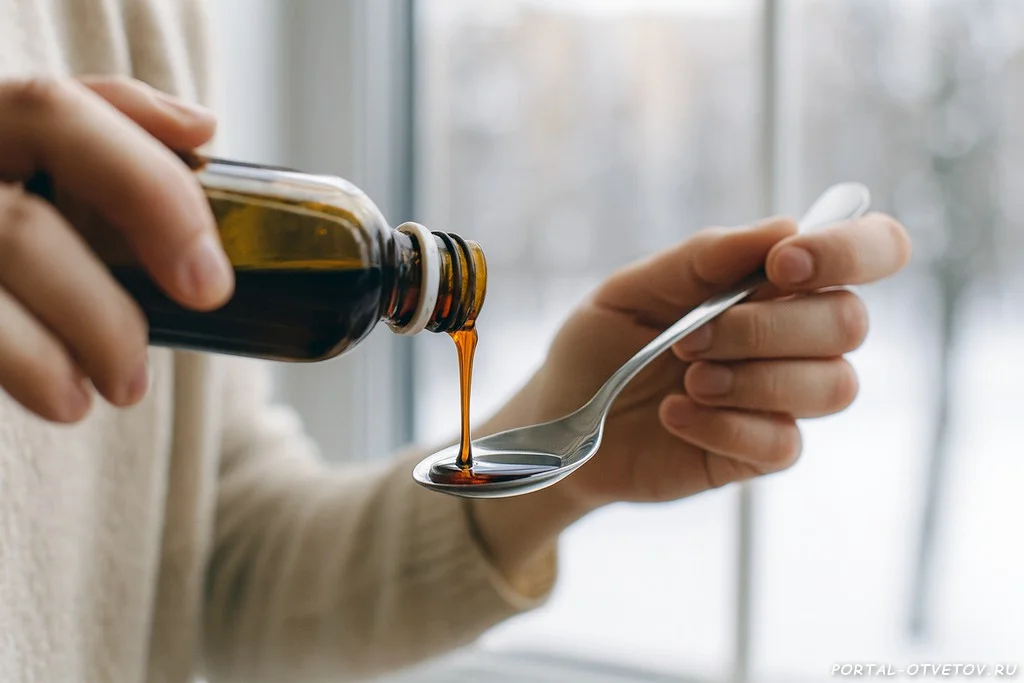 Человек наливает в мерную ложку сироп от кашля